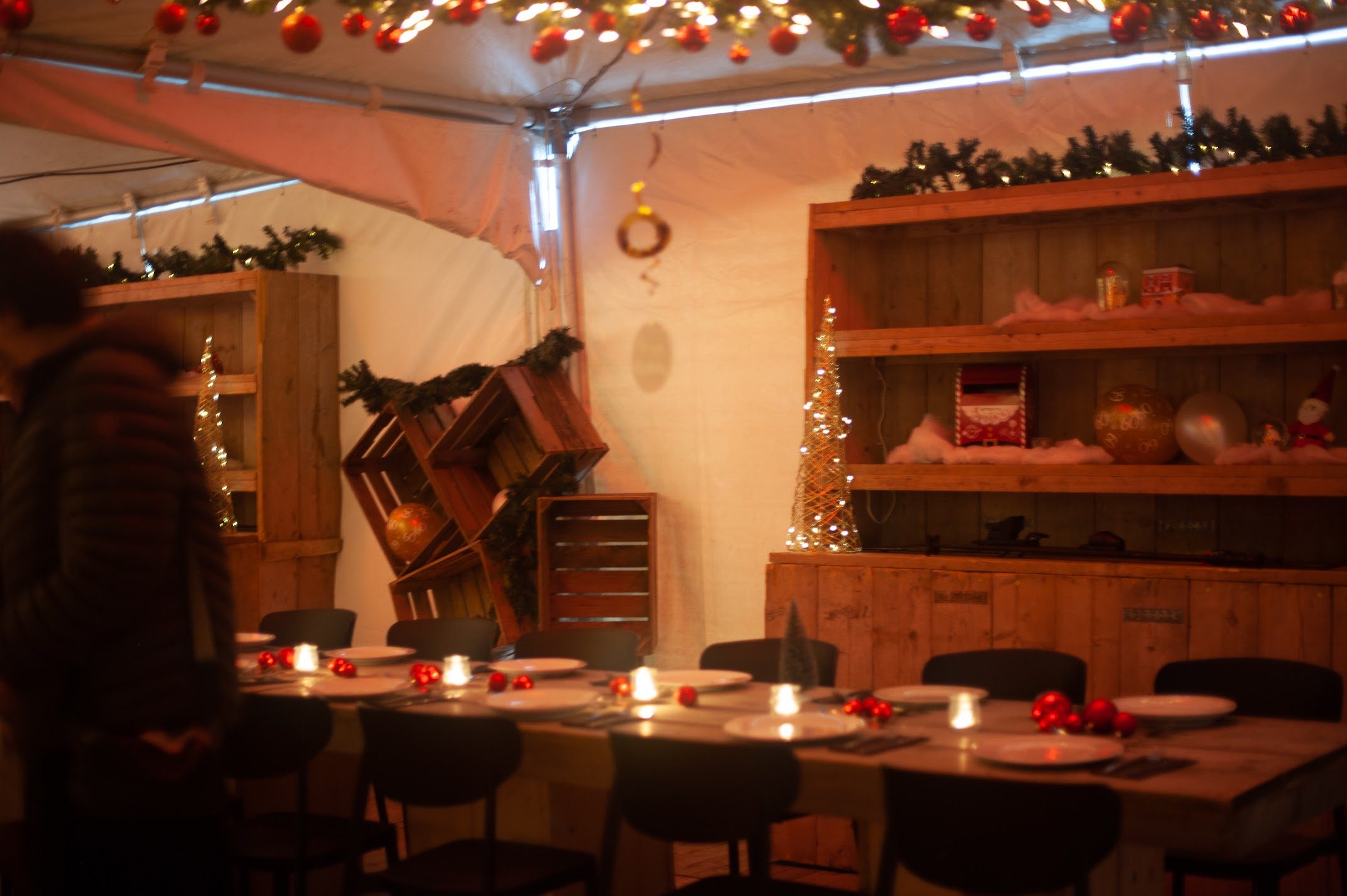Winterse tent met kerstversiering en lange gedekte tafels