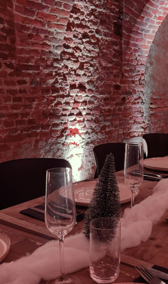 Gedekte tafel met glazen en winterdecoratie