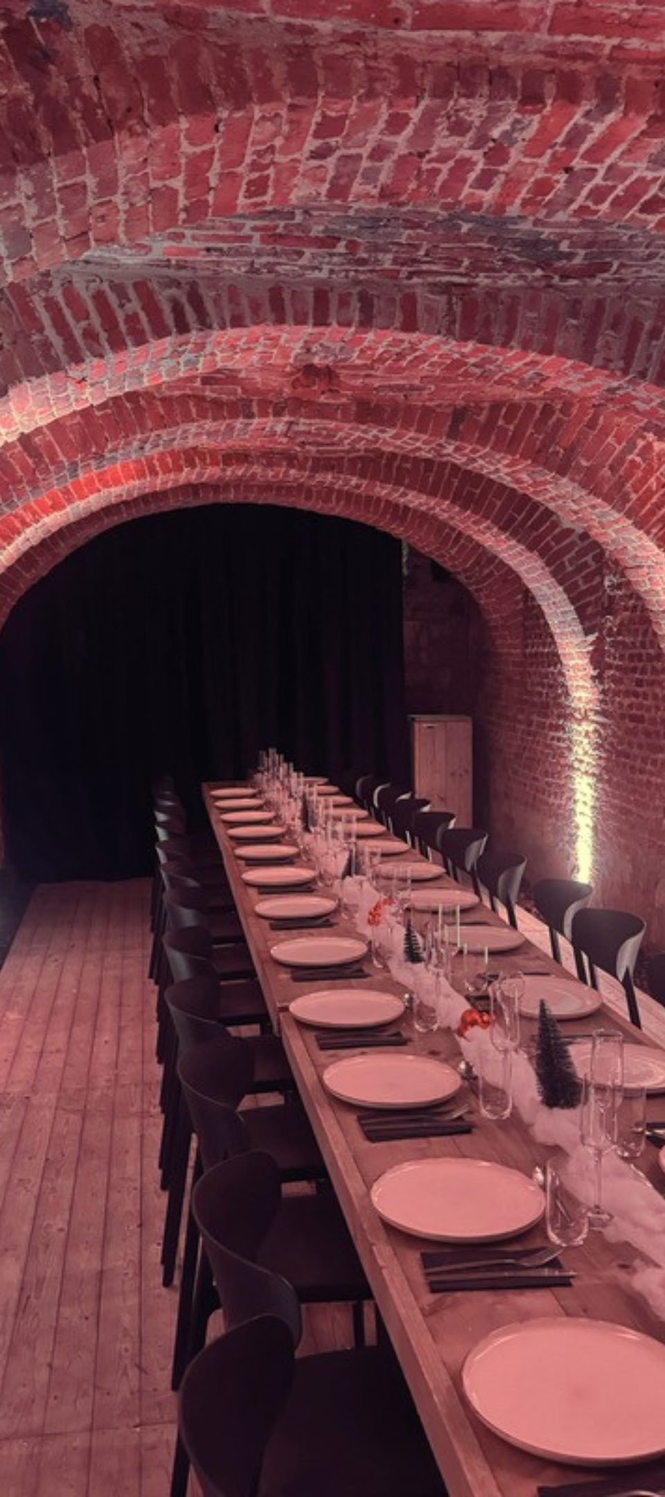 Lange gedekte tafel onder de bakstenen gewelven